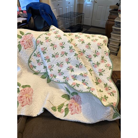 Full Size Floral Quilt. 92X85” - Picture 2 of 2